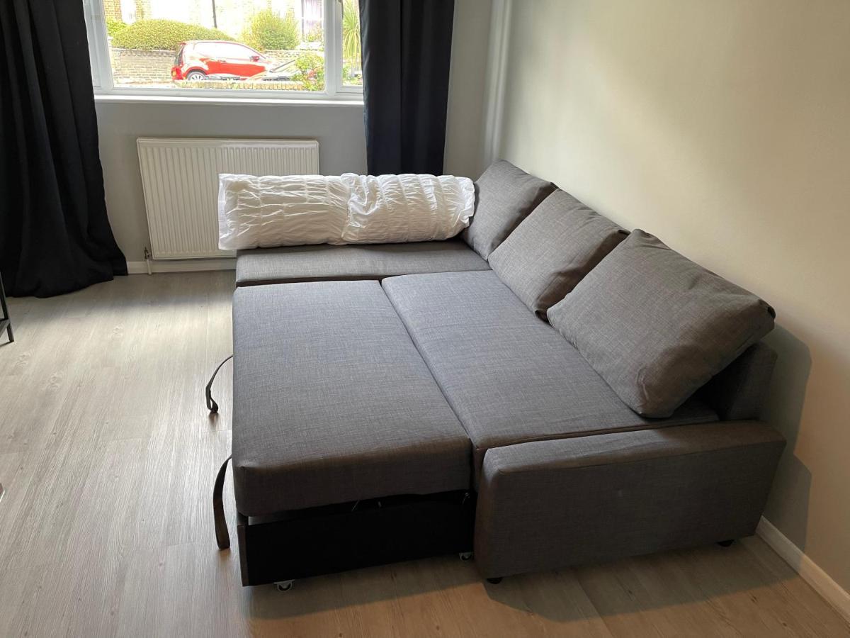 Entire Lovely 2 Bedroom With Private Garden & Free Street Parking Apartment