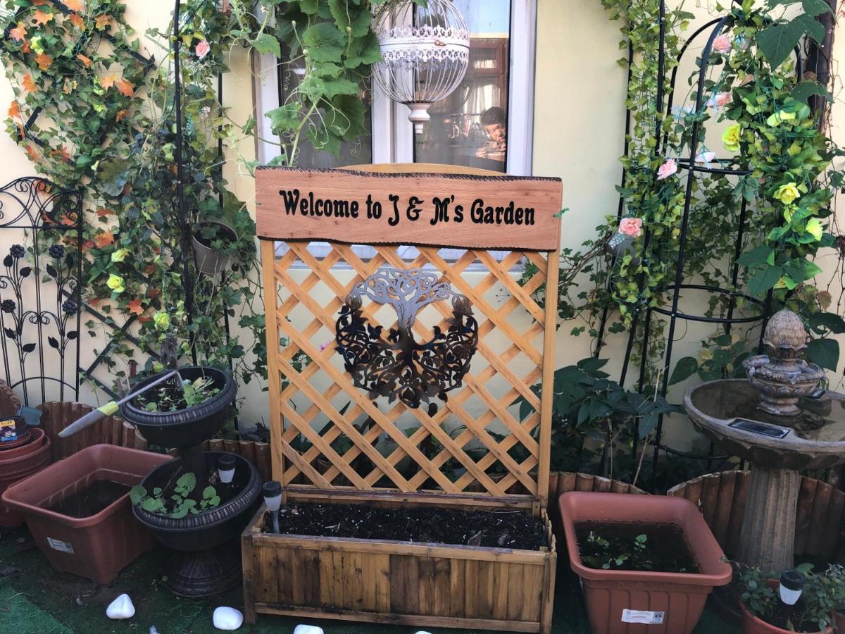 Cheerful 4 Bedroom House With Garden Free Parking Ferienhaus