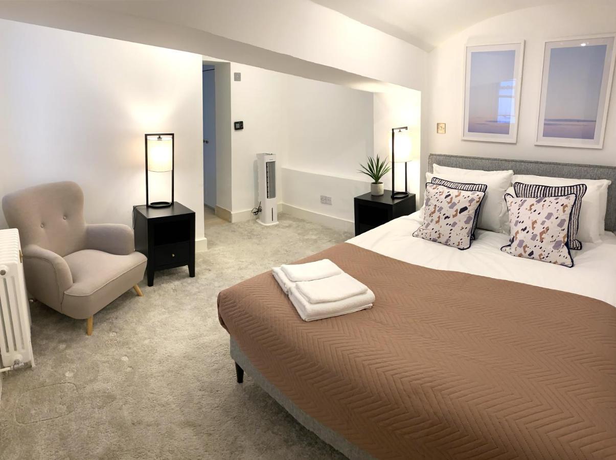 Modern Luxurious 3 Bed Flat With Private Garden & Bbq *