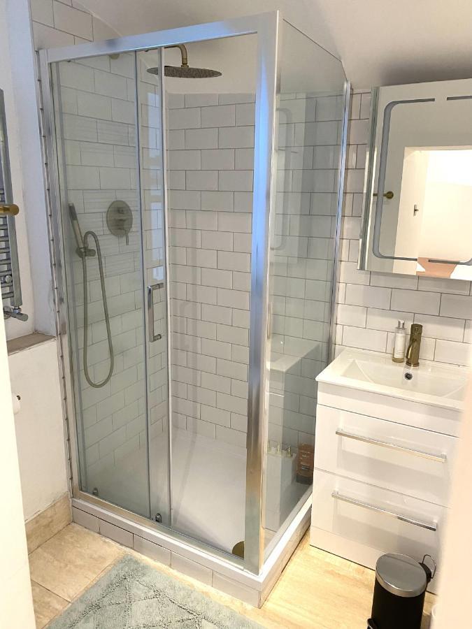Modern Luxurious 3 Bed Flat With Private Garden & Bbq London