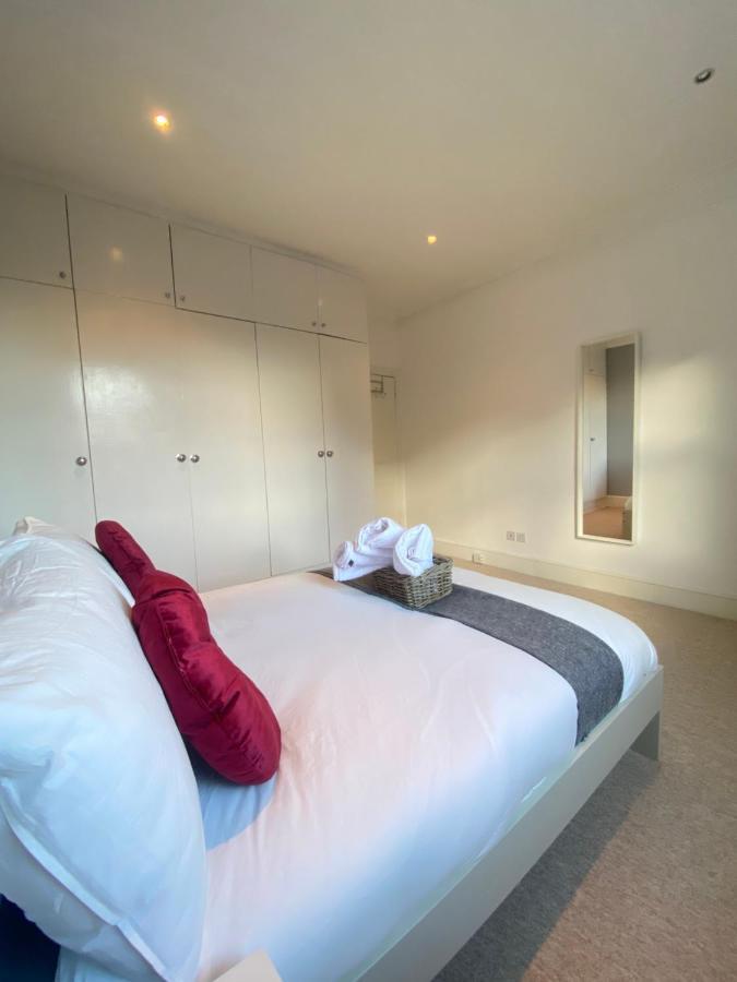 Charming & Bright 2-bed Apt Close To Station Leilighet *