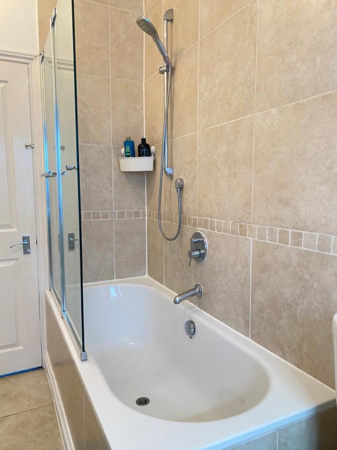 Charming & Bright 2-bed Apt Close To Station * London