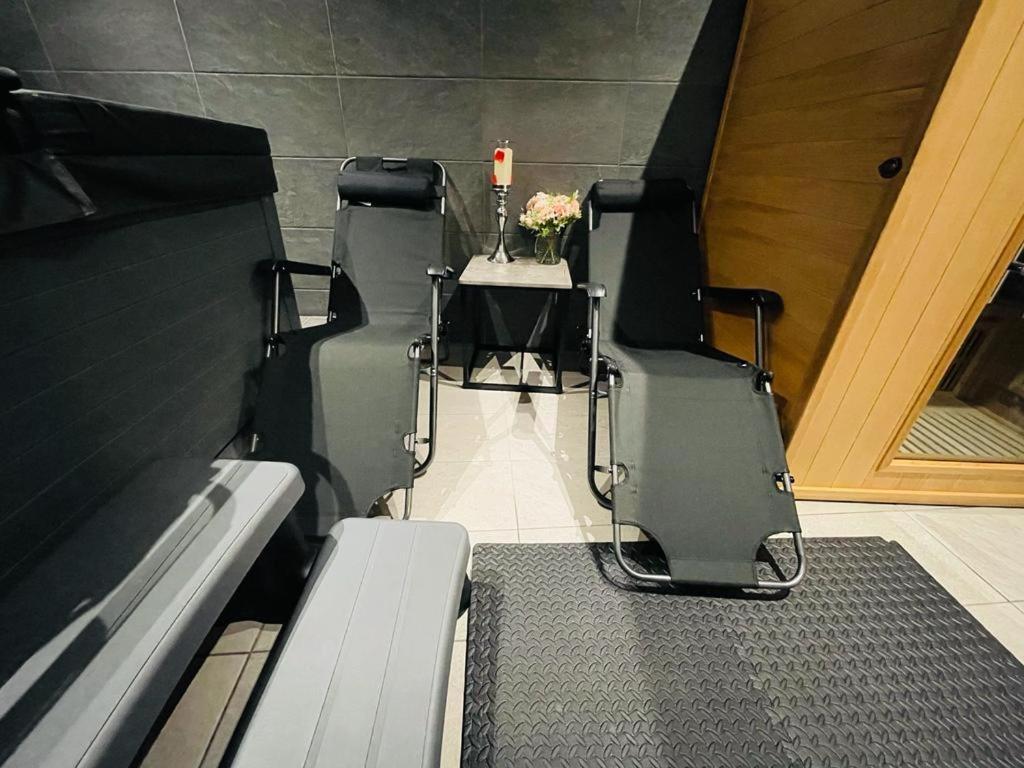 Luxury With Private Jacuzzi Hot Tub & Sauna Apartment *