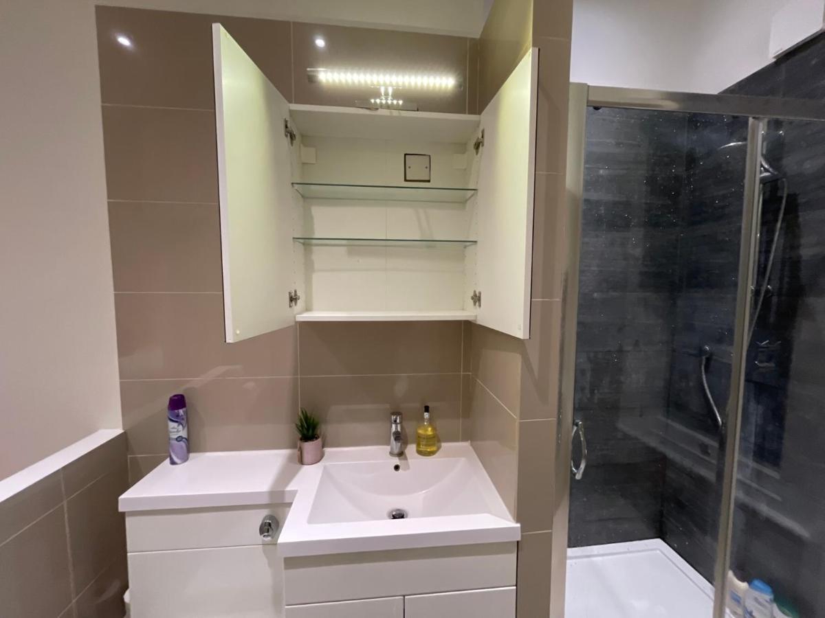 Modern & Elegant Central Two Minutes From Train Station * London