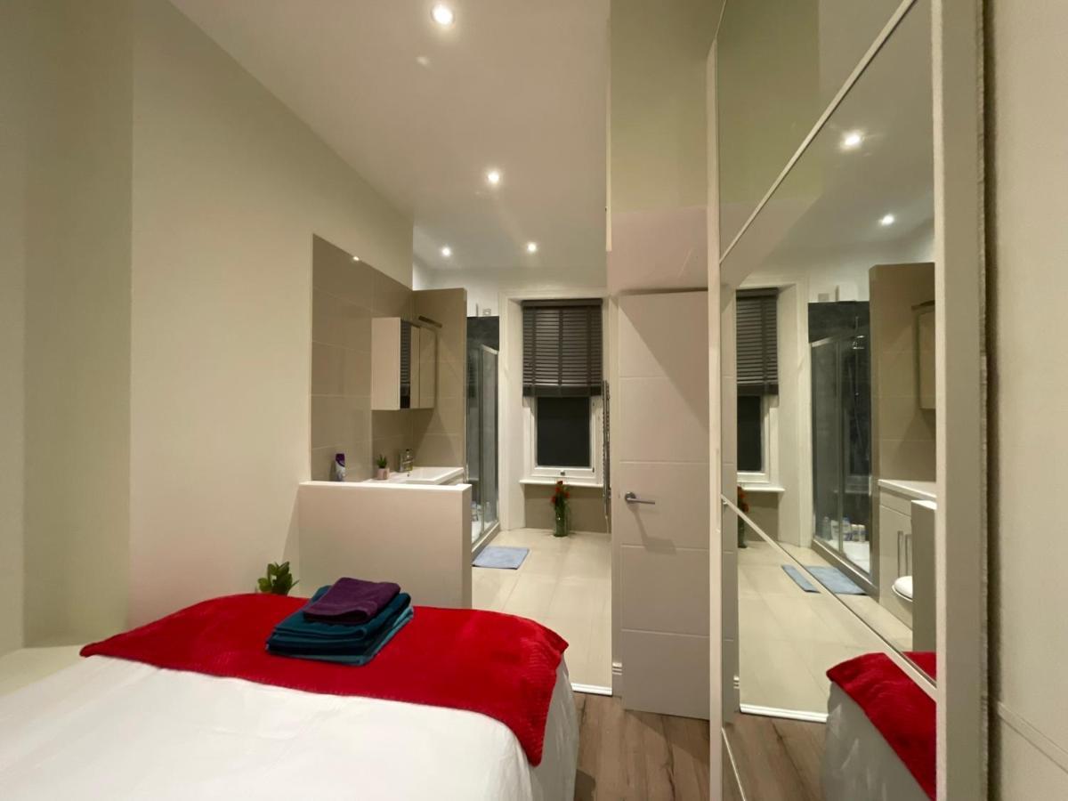 Apartment Modern & Elegant Central Two Minutes From Train Station *