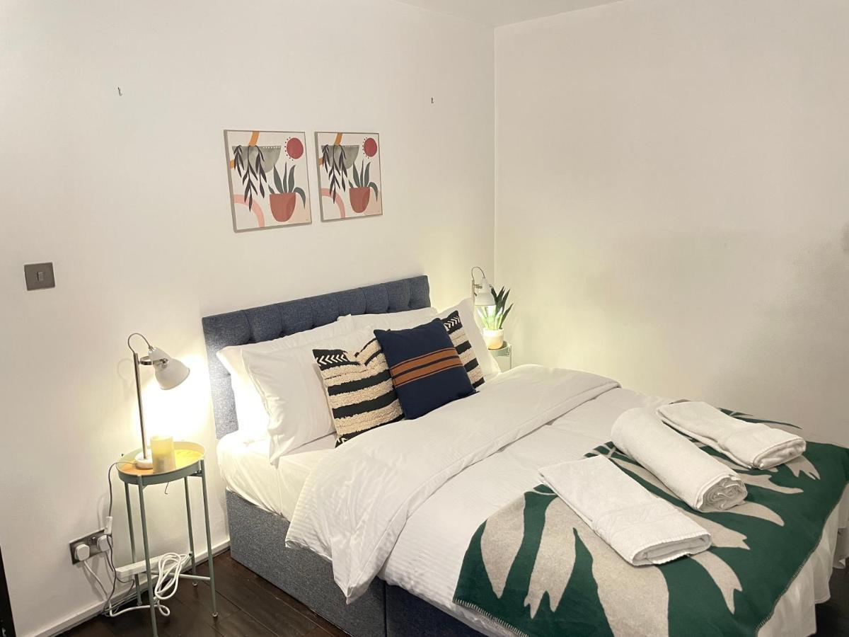 Stepney Gated Area With Parking & Garden