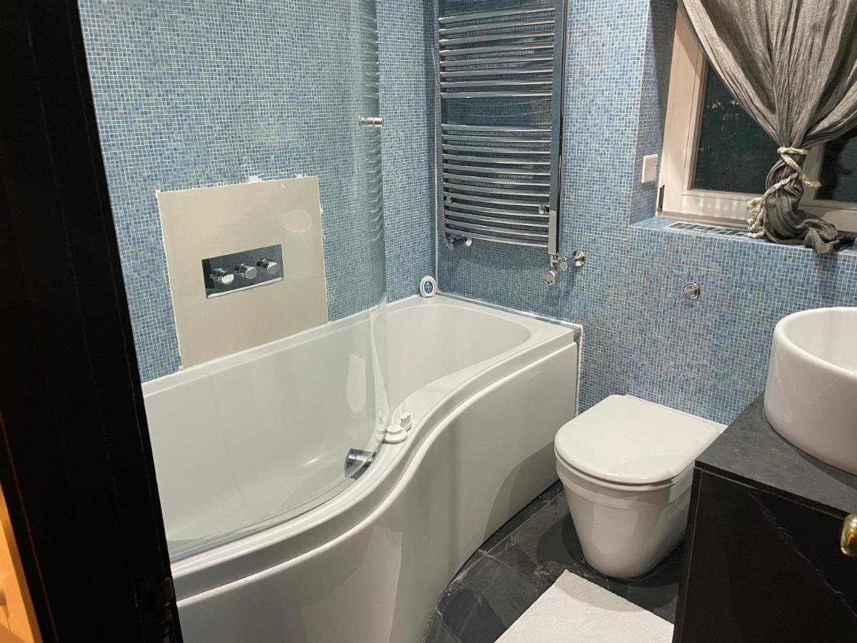 Stepney Gated Area With Parking & Garden Apartment *