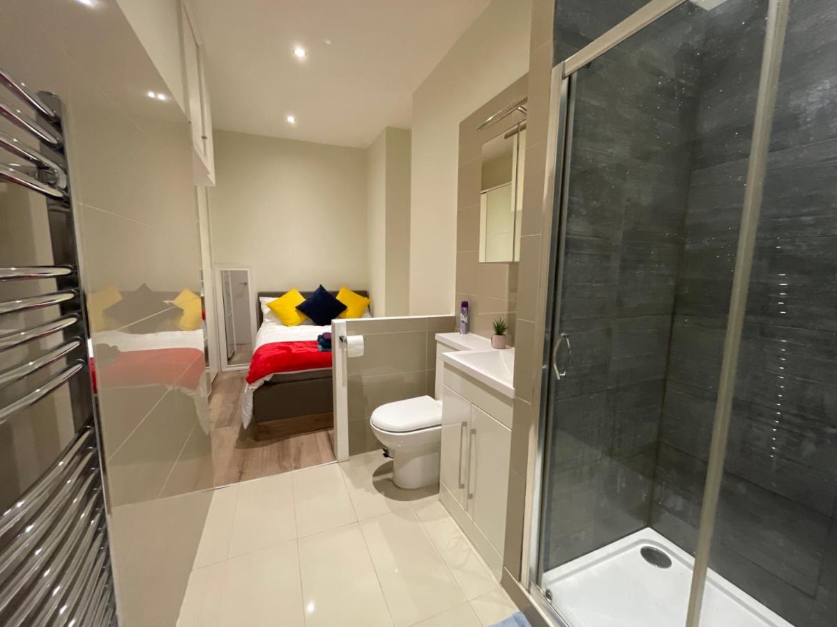 Apartment Modern & Elegant Central Two Minutes From Train Station *