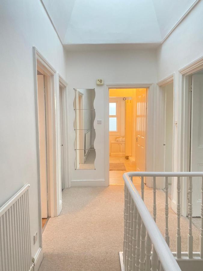 Charming & Bright 2-bed Apt Close To Station Leilighet *