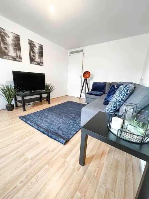 Apartment Spacious Two Bedroom Flat London