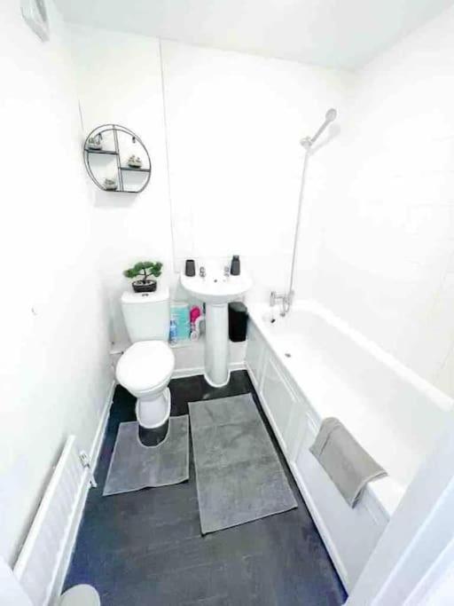 Spacious Two Bedroom Flat * London