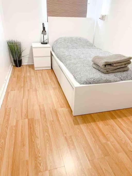 Apartment Spacious Two Bedroom Flat London
