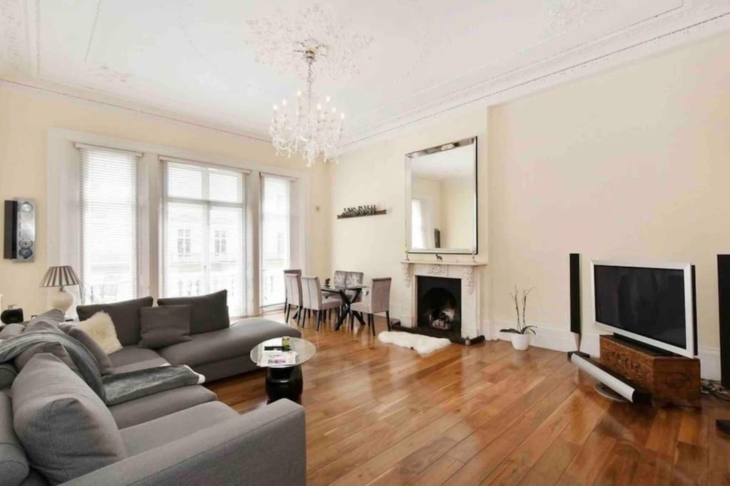 Stunning Grand 2 Bed, 2 Bath Apartment, Leilighet *