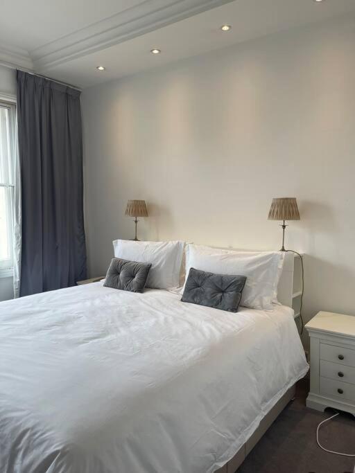 Leilighet Stunning Grand 2 Bed, 2 Bath Apartment, *