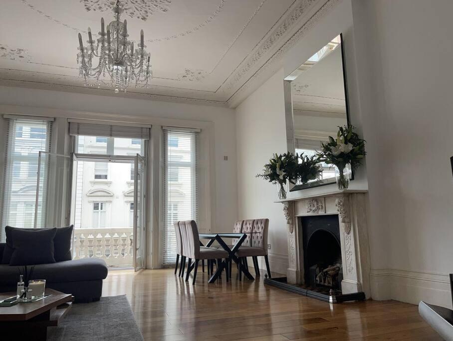 Stunning Grand 2 Bed, 2 Bath Apartment, Leilighet