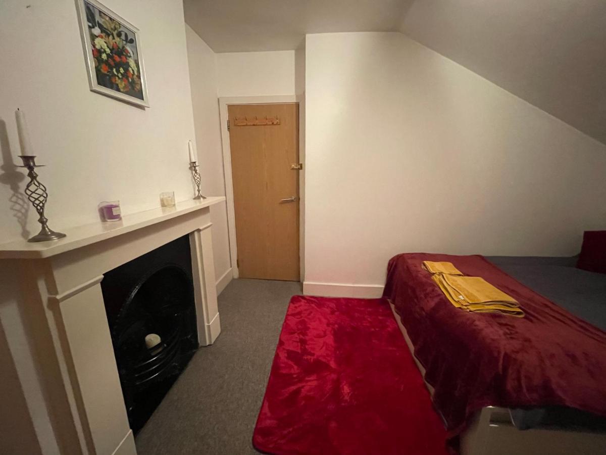 Privat overnatting Cozy & Spacious 2 Mins Away From Train Station *