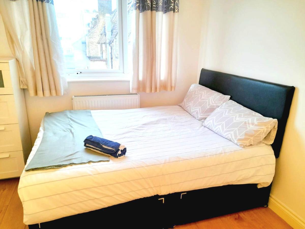 Apartment 6 Bed House 3 Bathrooms Good Transport Links To London, Free Parking London