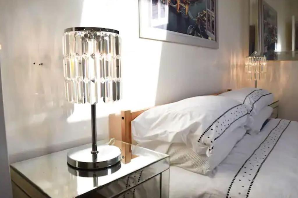 Spacious 1 Bedroom W/ Outdoor Terrace * Londen