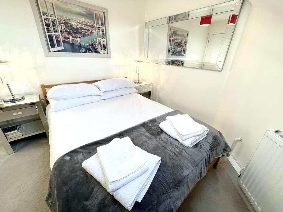 Spacious 1 Bedroom W/ Outdoor Terrace * Londen