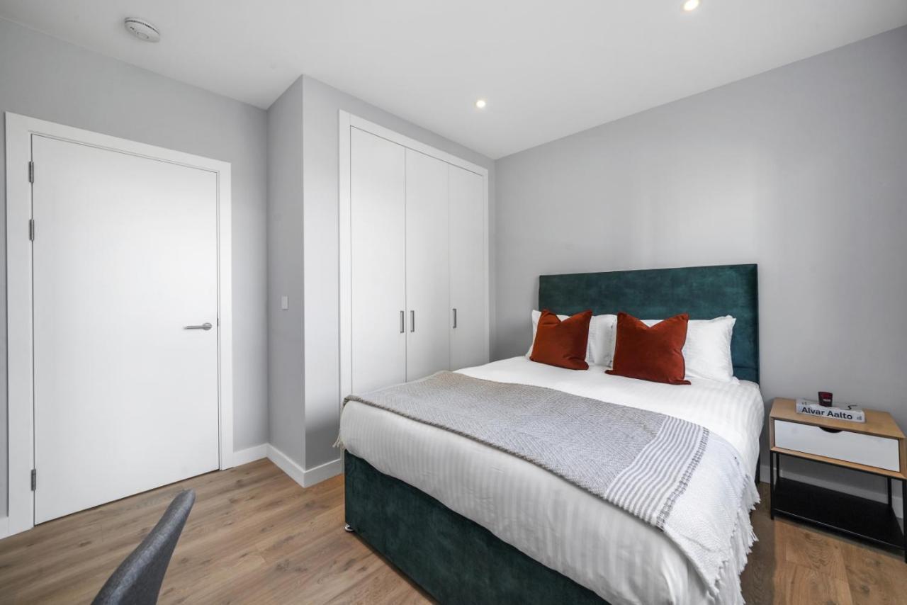 Apartment Ellie N Conys 3 Bedroom With 2 Bathrooms, An Ensuite, Kitchen And Balcony In Stratford Westfield *
