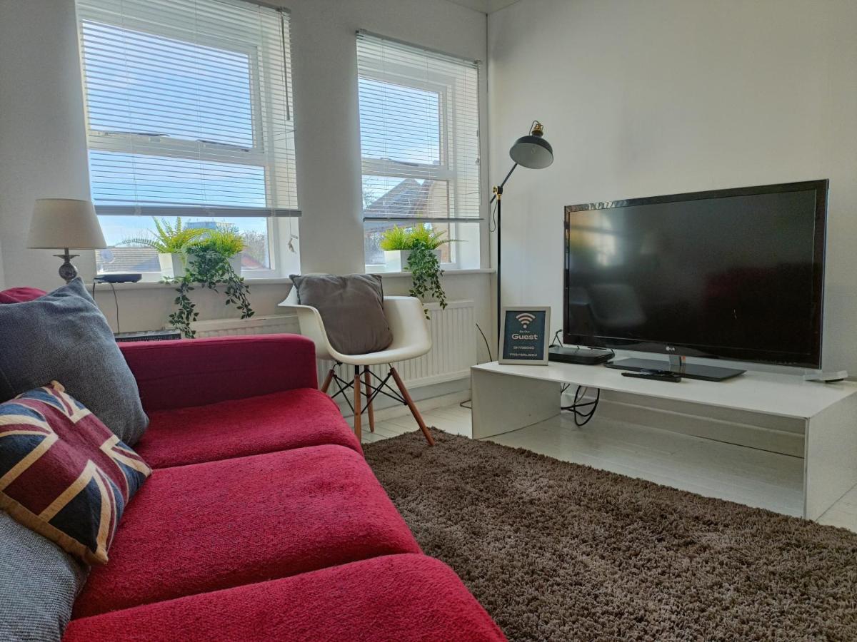 2 Bed Functional House Close To Manor Park Train Station Feriehus