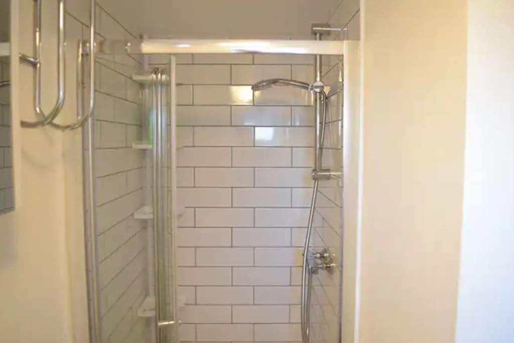 Spacious 1 Bedroom W/ Outdoor Terrace Londen