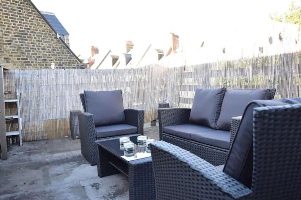 Spacious 1 Bedroom W/ Outdoor Terrace * Londen