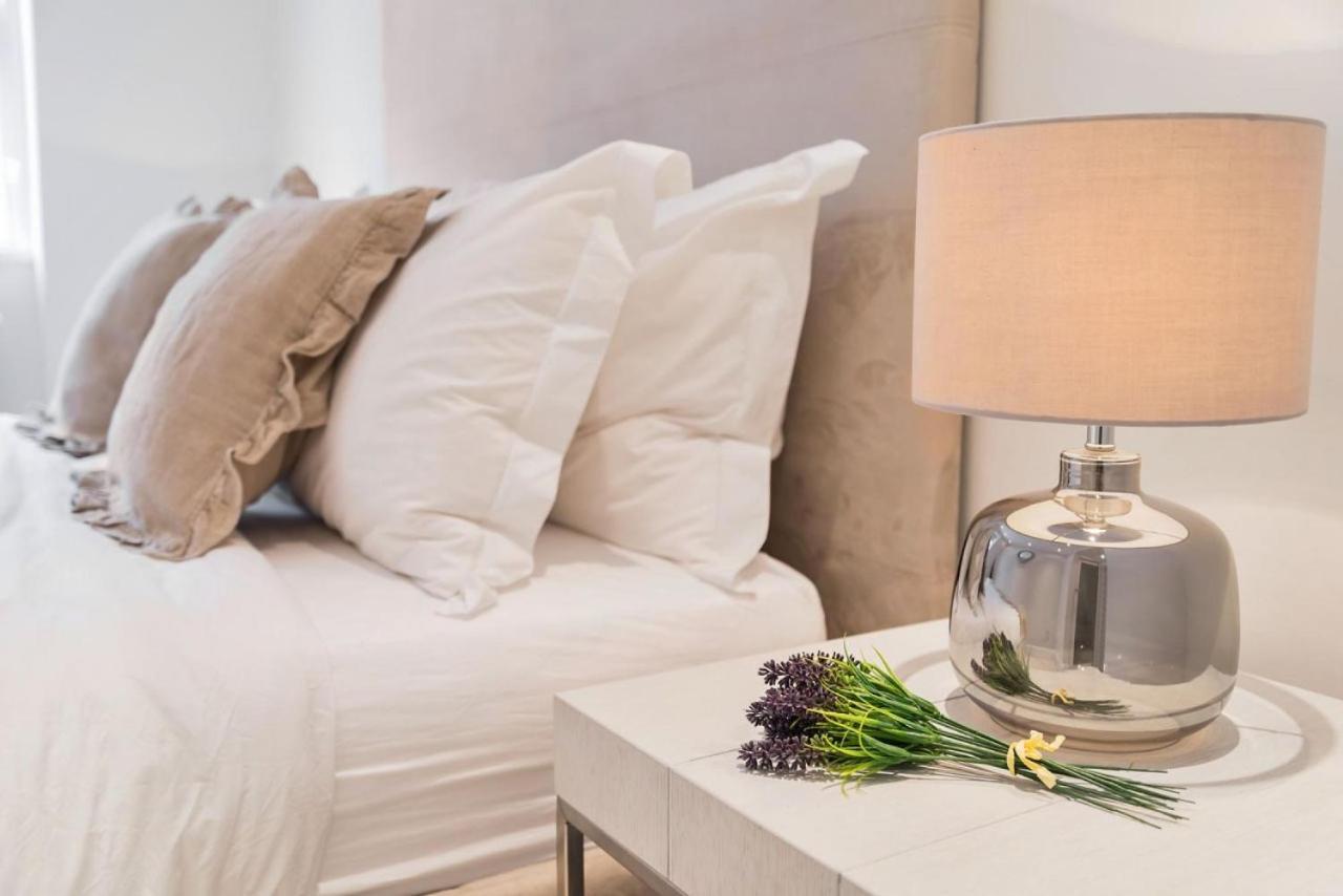 Prime Knightsbridge Mews - 4 Bed House Feriehus London