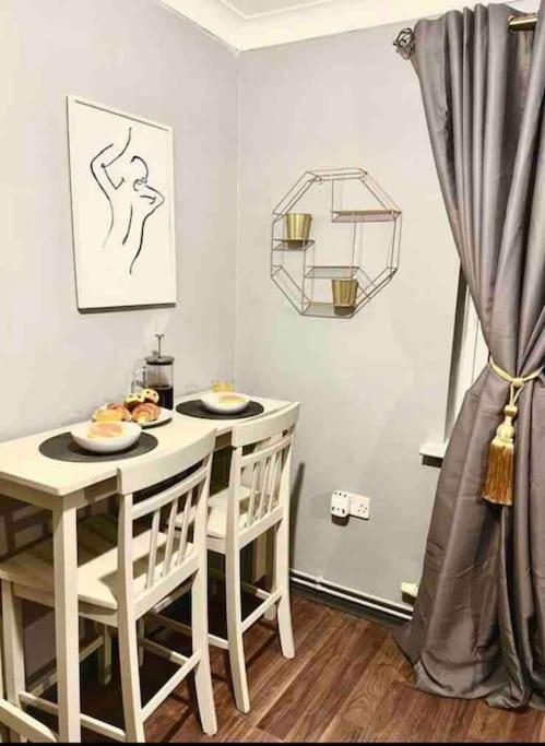 Lovely, Two Bedroom Central Location Leilighet London