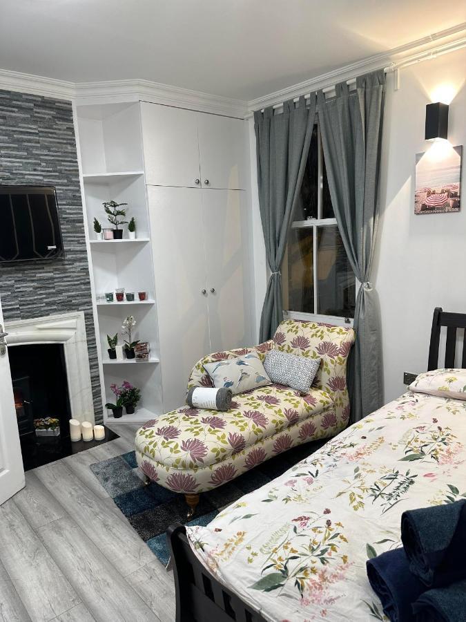 Fabulous To Acton Town Apartment London