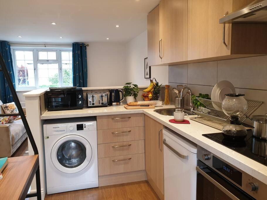 New - Private King Bed -put- With Terrace, Free Parking, Near Tube Apartment *