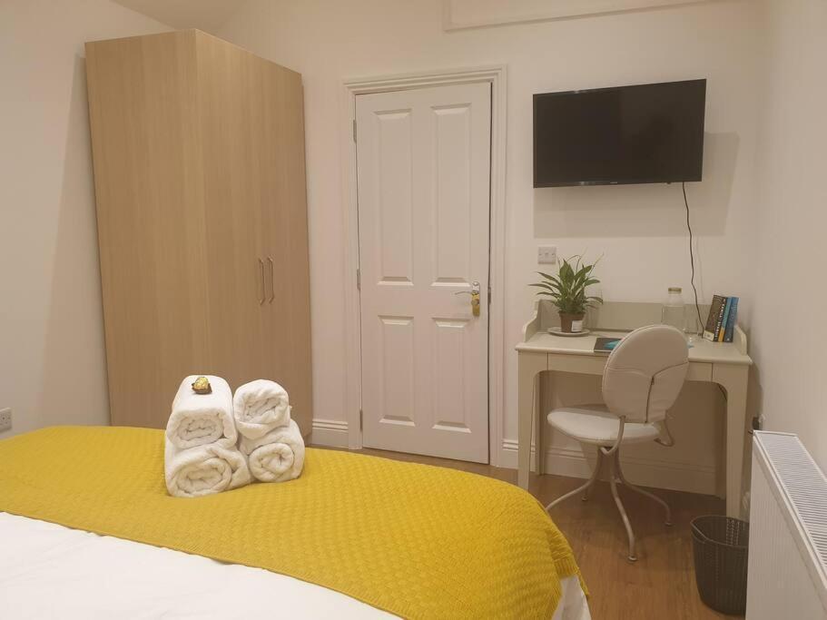 Apartment New - Private King Bed -put- With Terrace, Free Parking, Near Tube