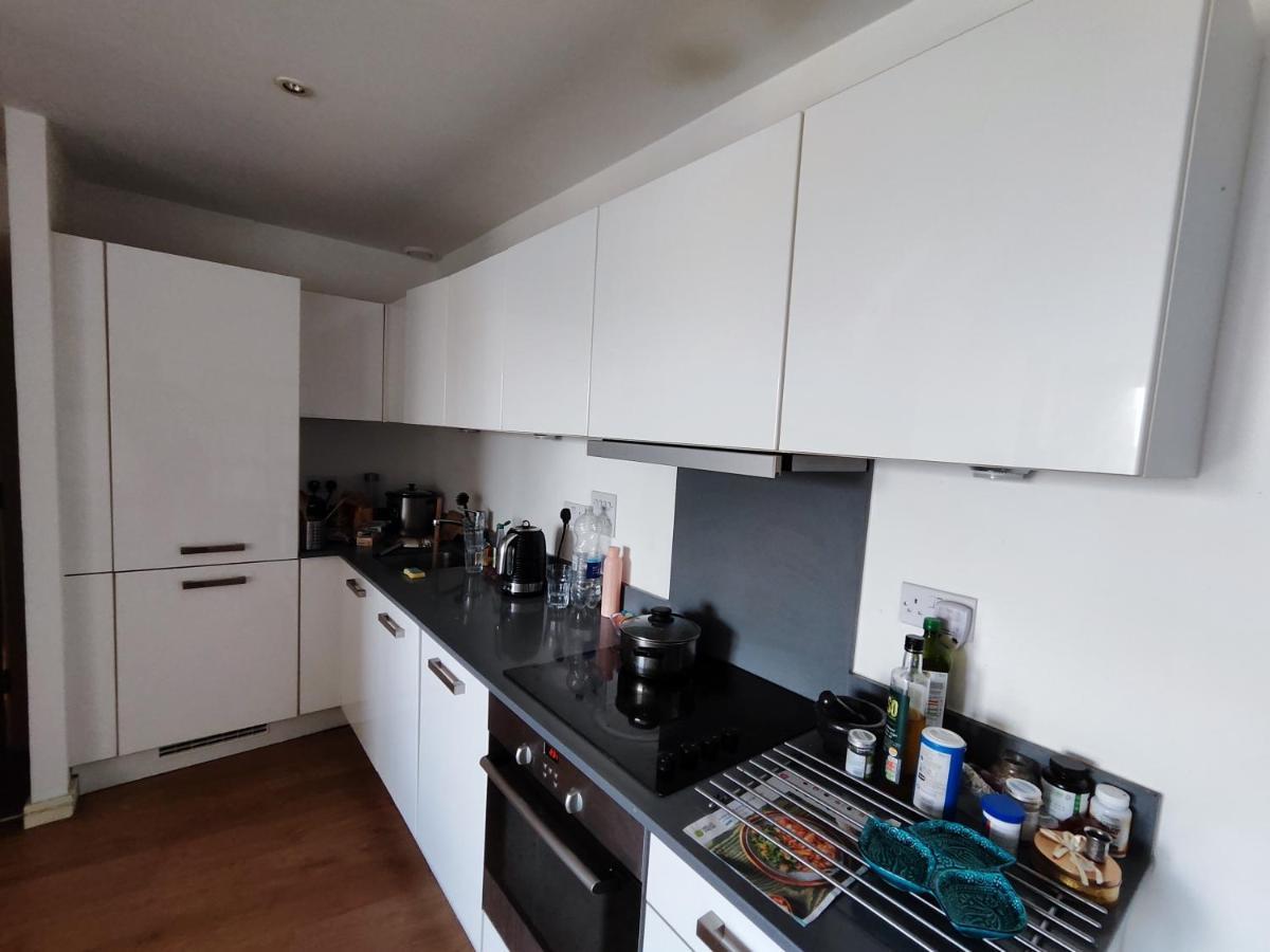 Cosy And Spacious In Forest Hill Apartment