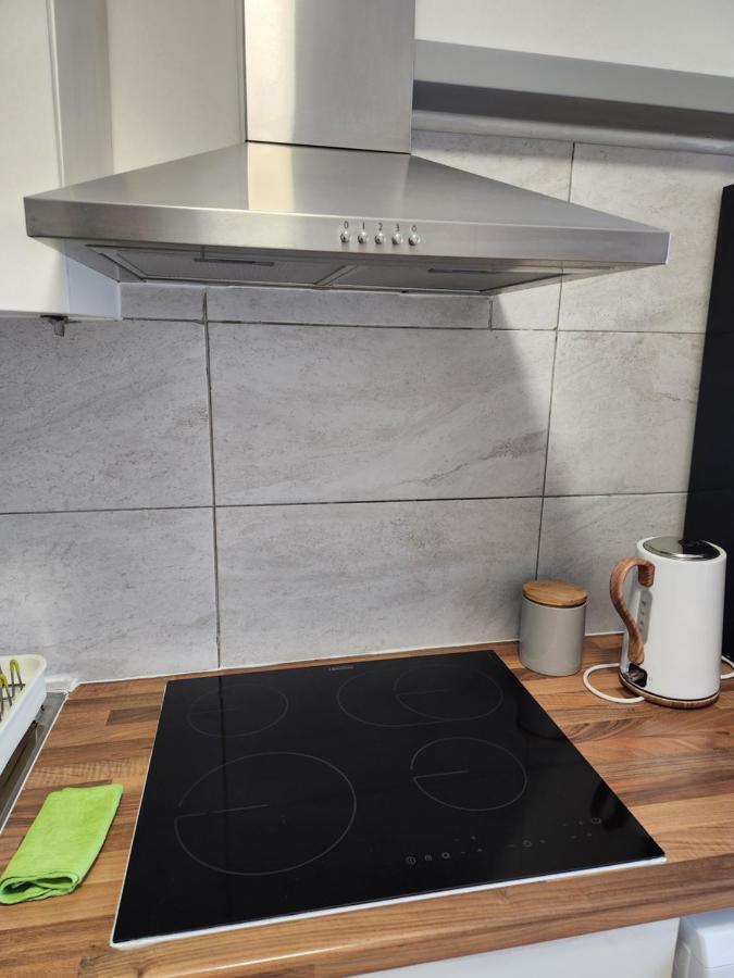 Apartment Flat: Quick Access, Refurbished 3-bed Near Station