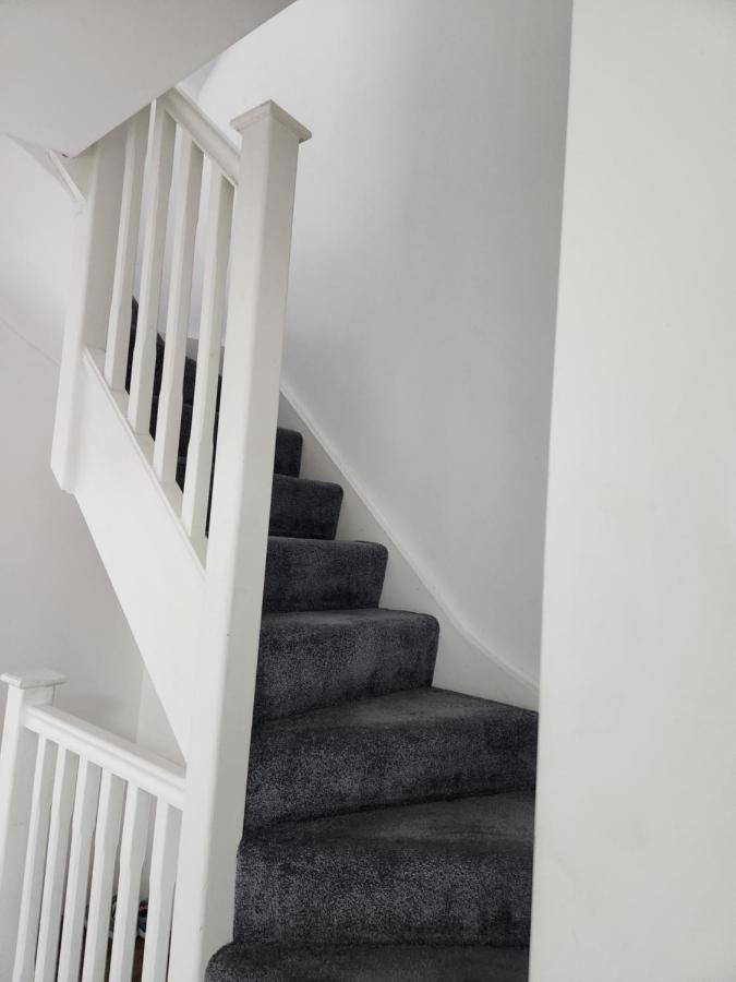 Flat: Quick Access, Refurbished 3-bed Near Station Apartment London
