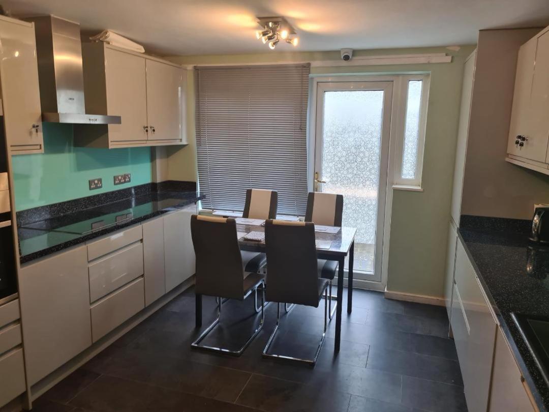 Luxury House, 4 Bedrooms Fully Furnished Ferienhaus