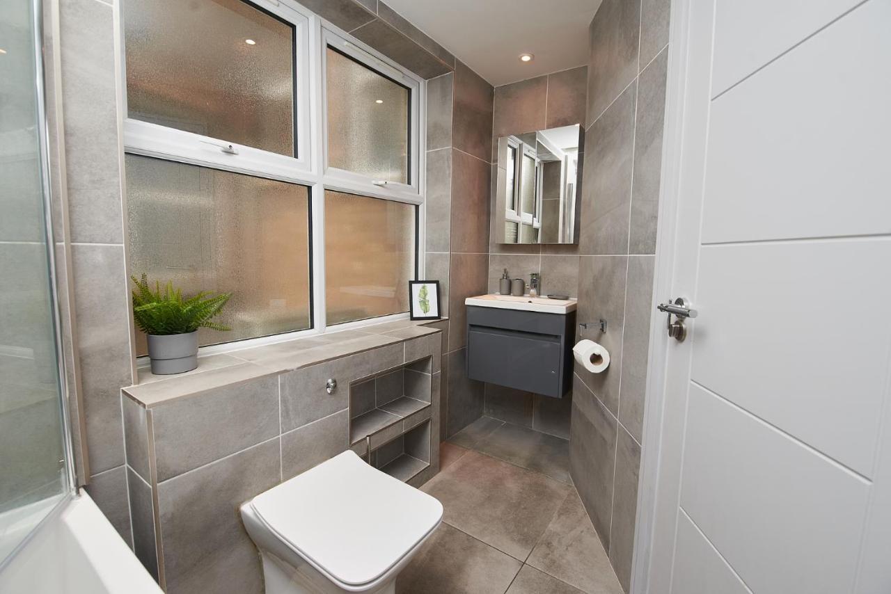 High Spec 2 Bed W/parking Available