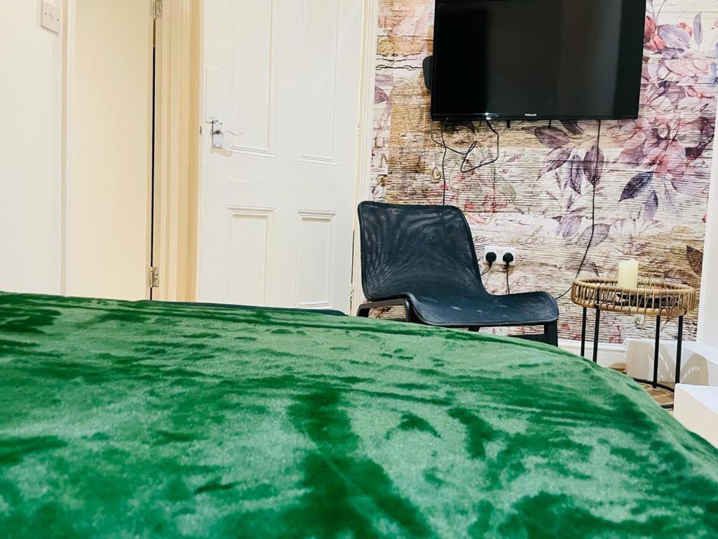 Luxury With Private Jacuzzi Hot Tub & Sauna Apartment *