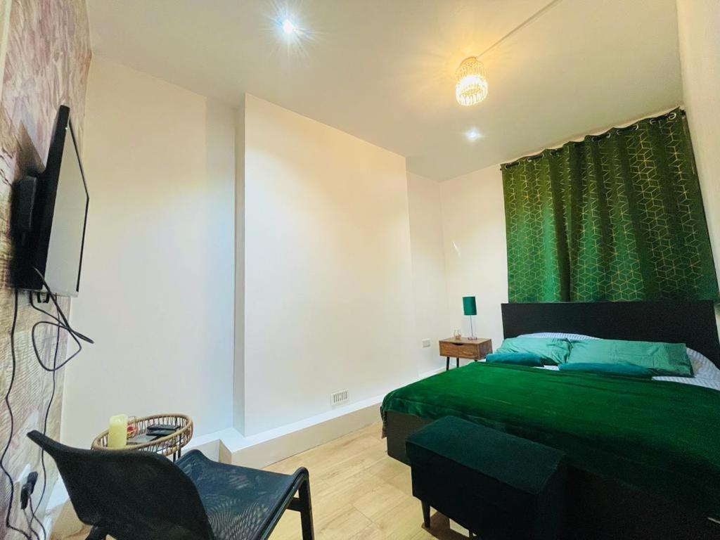 Luxury With Private Jacuzzi Hot Tub & Sauna London
