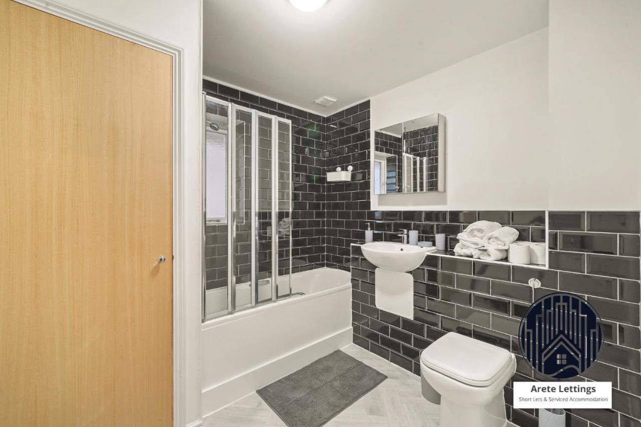 Family-friendly 2-bed, 2-bath Xmas - Book Now! London