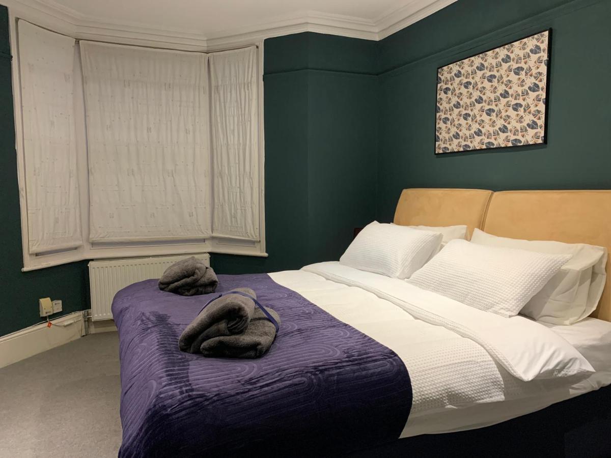 Apartment 2 Bedrooms With Private Garden Walking Distance To Underground Ideal For Families London