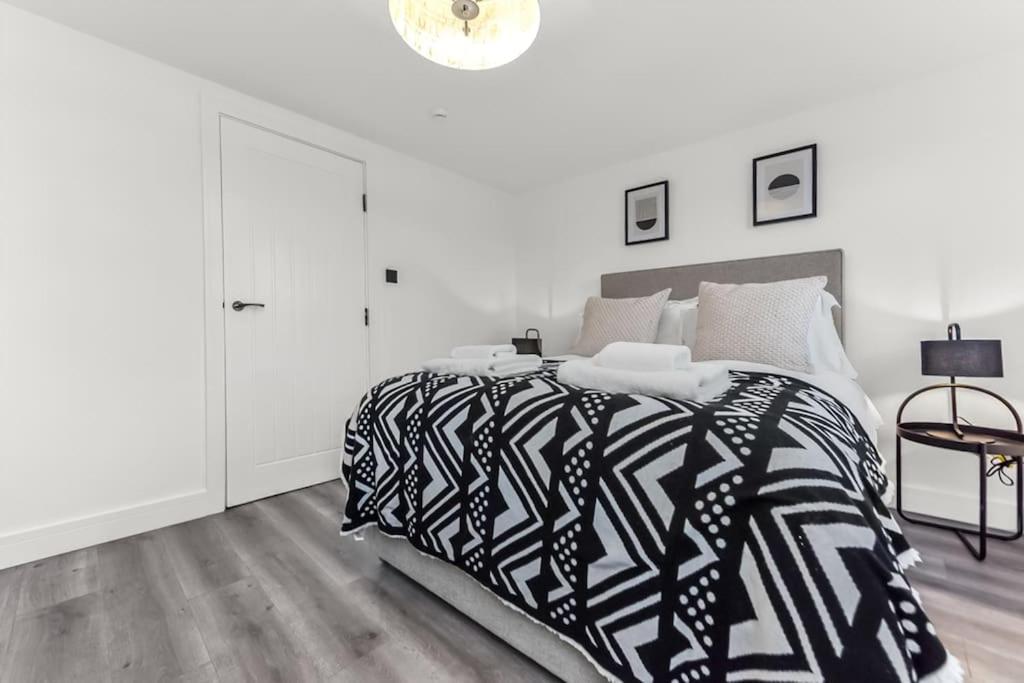 Hunky 3 Bedroom Flat In Hereward, *