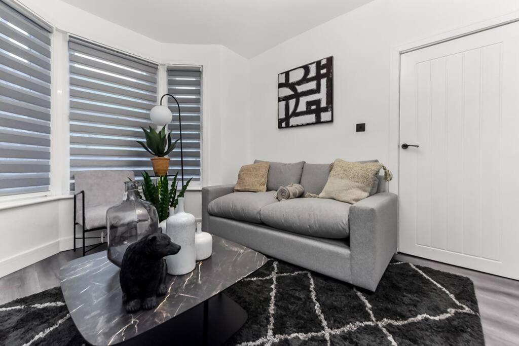 Hunky 3 Bedroom Flat In Hereward, Appartement Londen