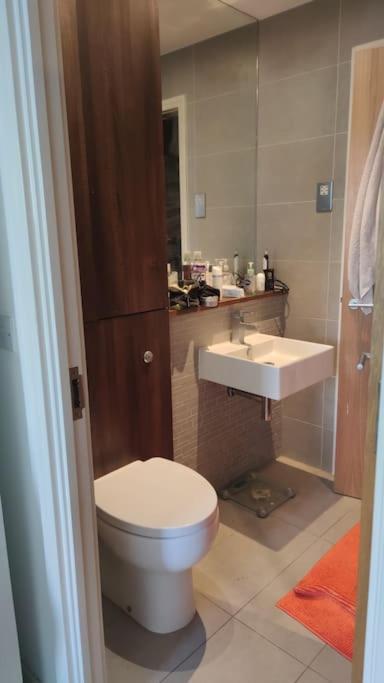 Cosy And Spacious In Forest Hill Apartment *