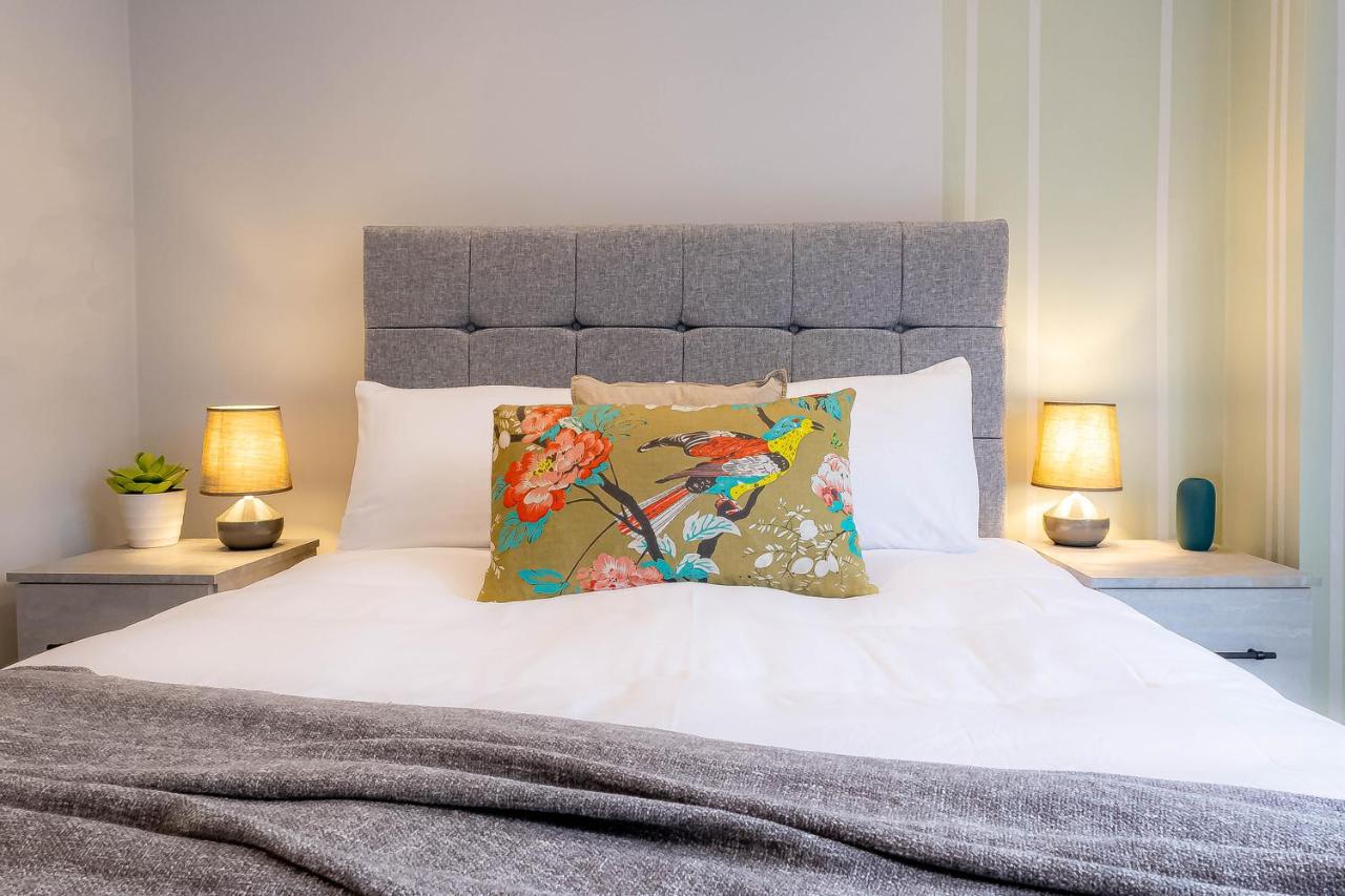 Luxurious Hackney Near Train Station