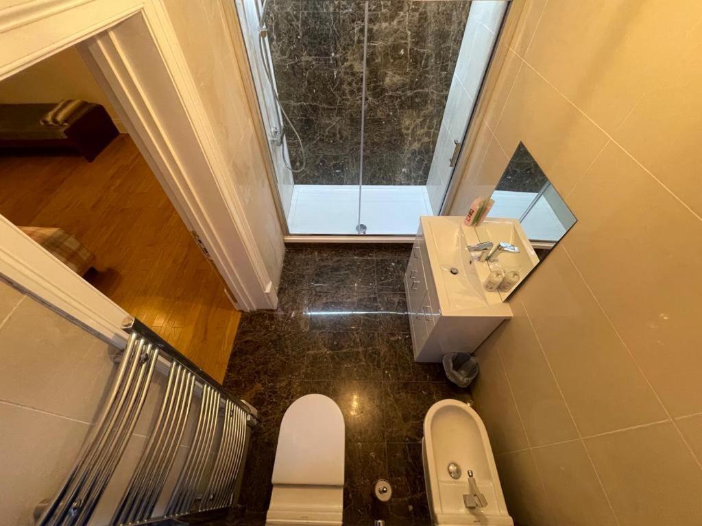 En & Private Bathroom, In Marylebone, Paddington #room Name Is Paris# Habitación en casa particular Londres
