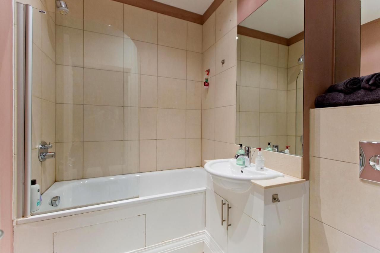 3 Bedroom Modern Mews House * London