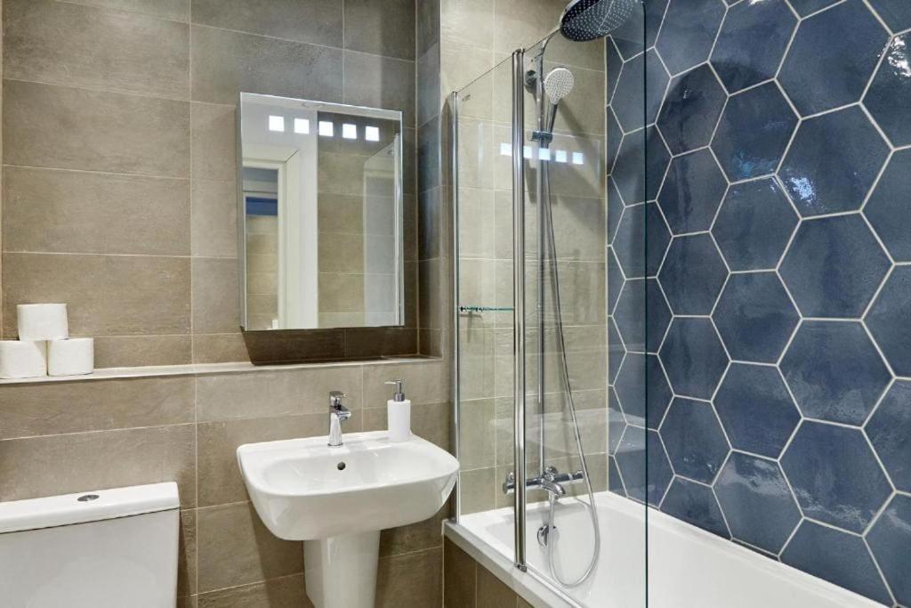 Greenwich Flat: O2, Cutty Sark, Maritime Museum, Thames Path * London