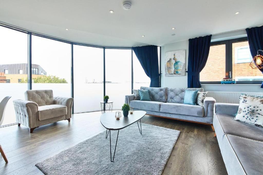 Greenwich Flat: O2, Cutty Sark, Maritime Museum, Thames Path * London