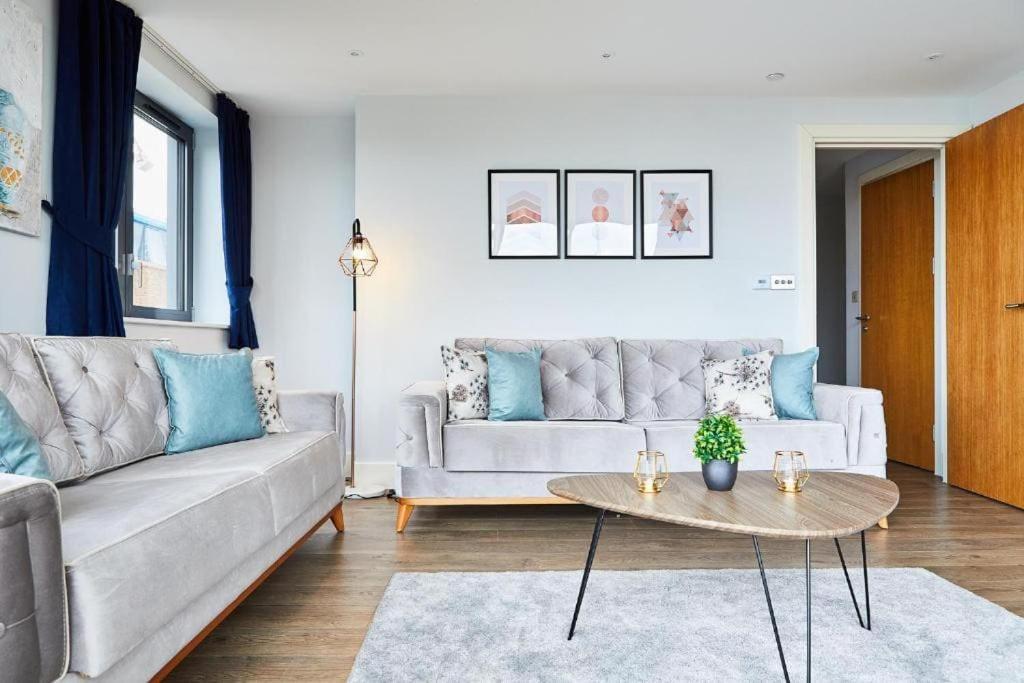 Greenwich Flat: O2, Cutty Sark, Maritime Museum, Thames Path *